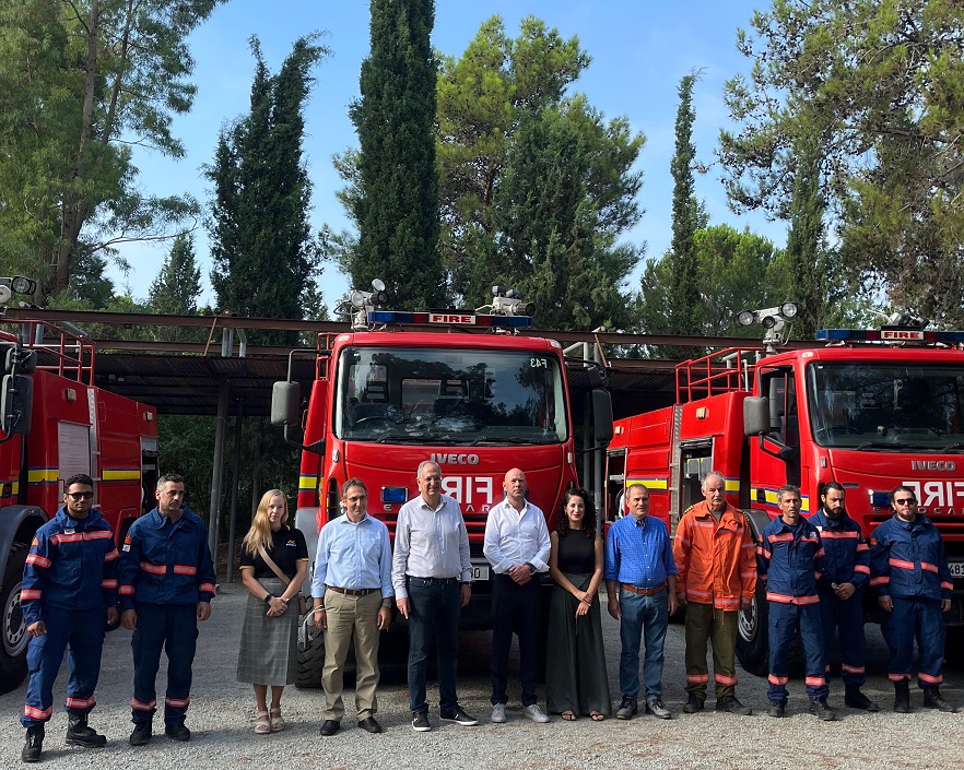 Η Exness δωρίζει τρία πλήρως εξοπλισμένα πυροσβεστικά οχήματα στο Τμήμα Δασών Κύπρου